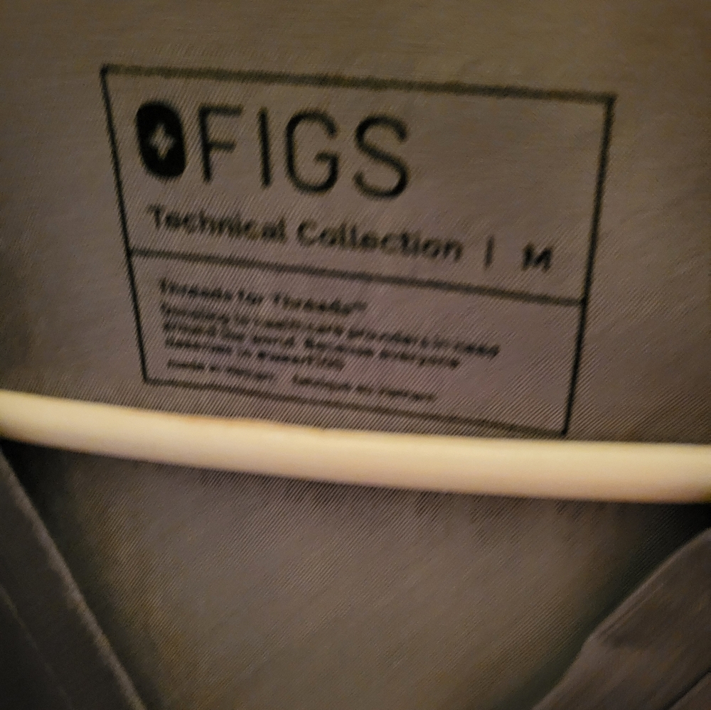 FIGS WOMEN SCRUB TOPS  SIZE M